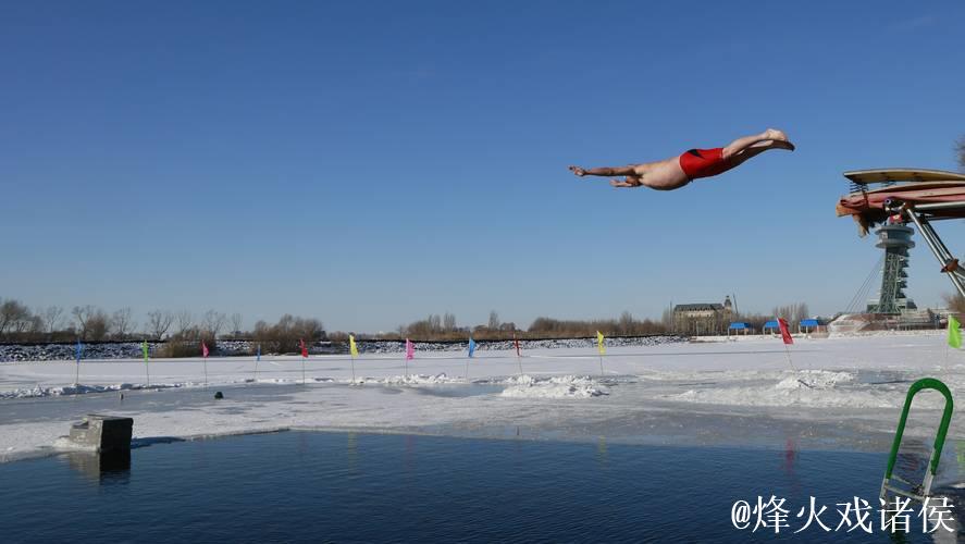 抚顺浑河畔332名中外泳士冬泳竞技,上演冰与火的较量 抚顺浑河畔332名中外泳士冬泳竞技,上演冰与火的较量