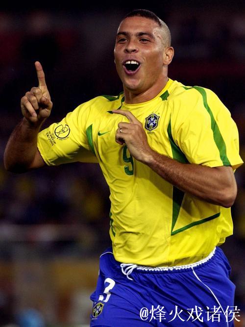 罗纳尔多闪耀2002世界杯赛场! 罗纳尔多闪耀2002世界杯赛场!